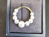 bracelet de perles dans une boîte posée sur une table recouverte d'un tissu noir