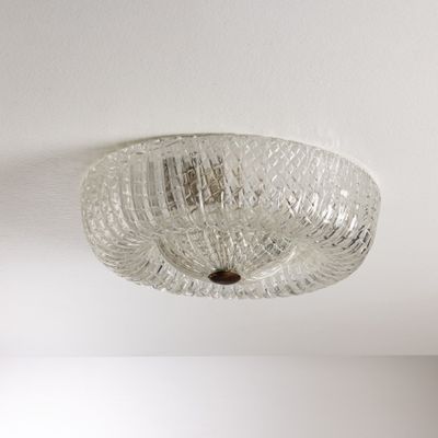 une lampe suspendue au plafond de la pièce