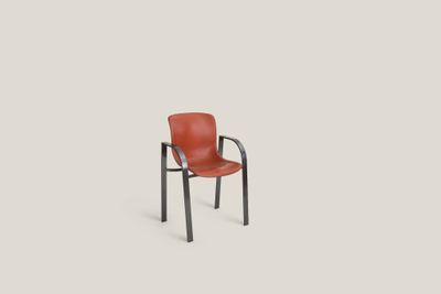 une chaise rouge avec une structure noire sur fond blanc