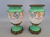 deux vases posés sur une table