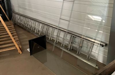an image of a large room with a lot of stairs