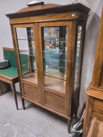 Vitrine droite trois face ouvrant à deux portes H : 180 x 107 x 4...