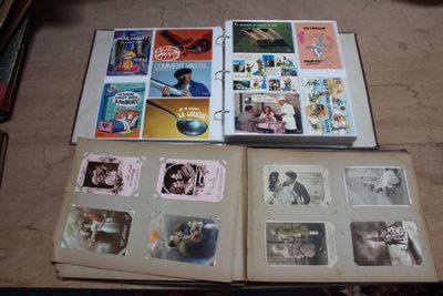 beaucoup de photos sur la table et un livre