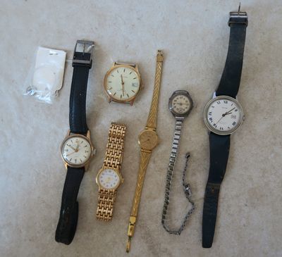 beaucoup de montres qui traînent par terre