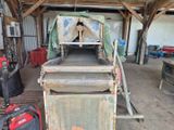 une machine qui se trouve à l'intérieur d'un bâtiment