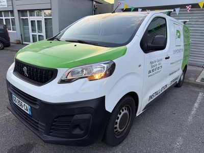 une photo d'une camionnette garée devant un immeuble