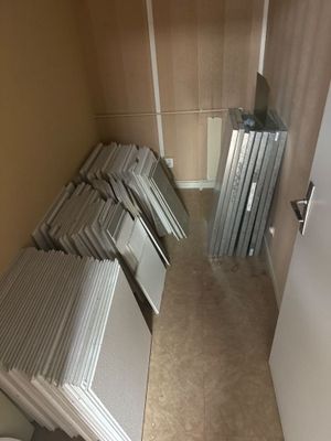 une pièce où il y a beaucoup de feuilles de papier par terre