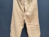 un vieux pantalon suspendu à une corde à linge fixée au mur
