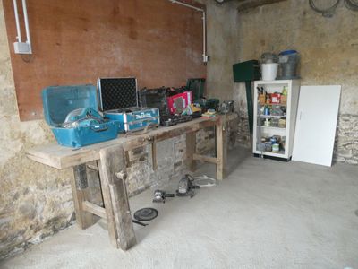une photo d'une pièce avec une table et un réfrigérateur