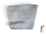 un morceau de tissu blanc sur lequel sont brodées des lettres
