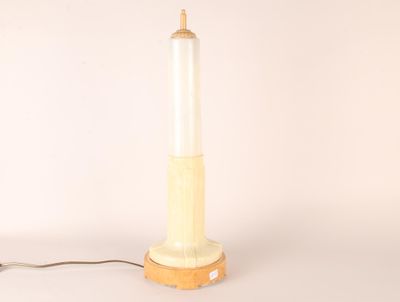 une lampe posée sur un socle en bois