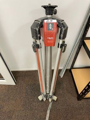 un trépied sur lequel est fixée une caméra, dans une pièce