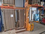 une photo d'un chariot élévateur dans un entrepôt où se trouvent de nombreuses palettes