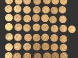 une collection de pièces d'or sur fond noir