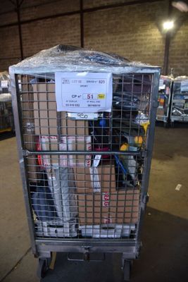 une cage métallique contenant tout un tas de boîtes