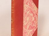 un vieux livre avec une couverture rouge et une couverture rose