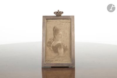 la photo d'une photo représentant une femme posée sur une table