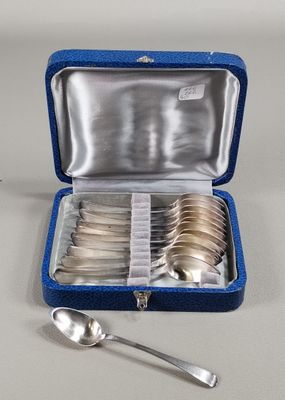 un coffret bleu contenant des cuillères argentées