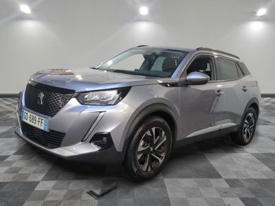 un SUV argenté garé sur un sol en damier dans un garage