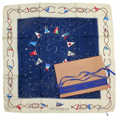 une écharpe bleue et blanche sur laquelle est représentée une boîte