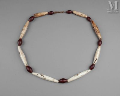 un collier composé de perles blanches et marron, ainsi que de perles en bois