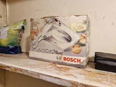 une boîte posée sur une étagère