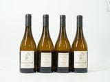 trois bouteilles de vin posées sur une table blanche