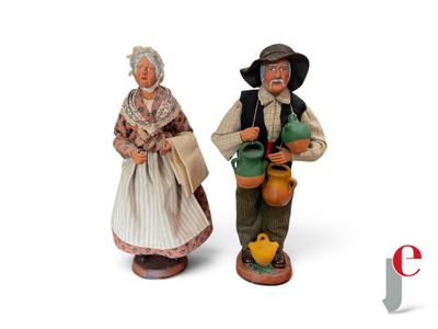 deux figurines représentant des personnes debout l'une à côté de l'autre