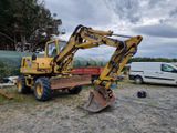 une photo d'un engin de chantier garé sur un parking