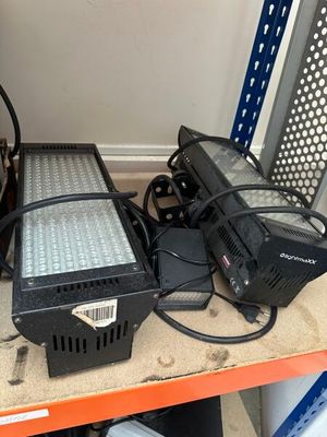 de nombreux types de lampes différents sur les rayons