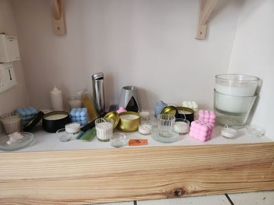 une étagère en bois sur laquelle sont posés divers objets