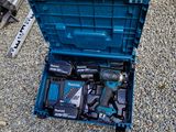 une boîte à outils bleue avec des outils sur le sol