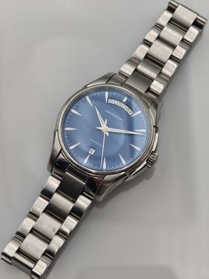 gros plan d'une montre sur une table à fond blanc