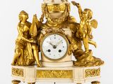 une horloge en or posée sur une table en marbre