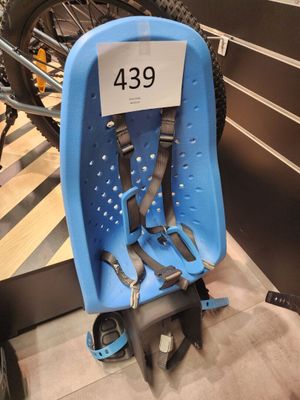 un siège bébé bleu avec une étiquette de prix dessus