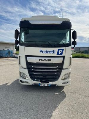 un camion blanc garé dans un parking