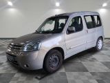 une camionnette argentée garée sur un sol en damier