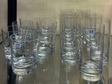 de nombreux verres posés sur une table en verre, sur lesquels figurent des chiffres