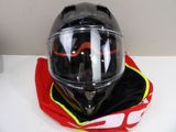 un casque posé sur un sac, sur une table