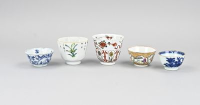 quatre types différents de tasses et de soucoupes posées sur une table