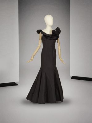 une photo d'un mannequin portant une robe noire à volants