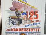 affiche représentant un homme à moto, avec une flèche pointant vers le haut