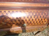 une commode en bois posée dans l'herbe