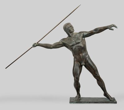 une statue en bronze représentant un homme tenant une lance à la main