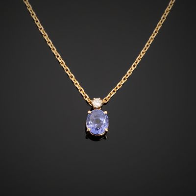 Pendentif en or rose 750°°° (tête d'aigle) centrée d’un saph…