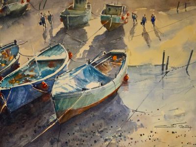 de nombreux bateaux échoués sur le sable au bord de l'eau