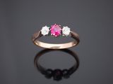 une bague à trois pierres, composée d'une tourmaline rose et de diamants