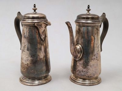 paire de cafetières anciennes en métal argenté sur socles