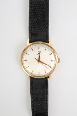 une image d'un gros plan d'une montre-bracelet sur une surface blanche