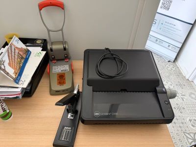 un ordinateur portable posé sur un bureau à côté d'une imprimante